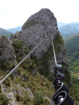 I cavi della 1° tyrolienne dalla piazzola di arrivo (26882 bytes)